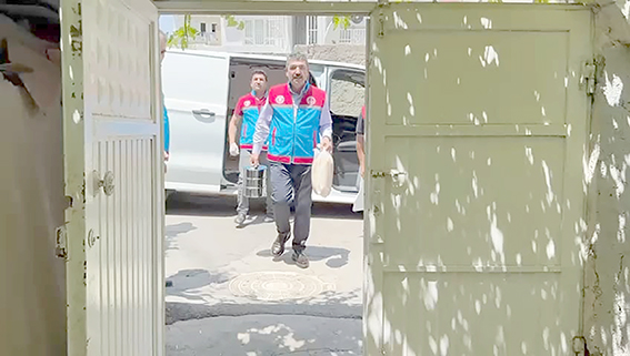 MİLLETVEKİLİ NASIROĞLU, İHTİYAÇ SAHİPLERİNE YEMEK DAĞITTI