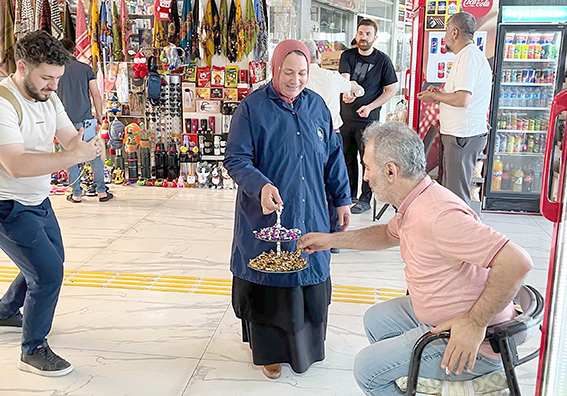 MOLA VEREN YOLCULARA ŞEKER İKRAMI