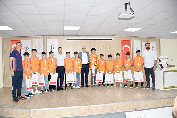 MÜDÜR CİĞER, ŞAMPİYON ÖĞRENCİLERLE BULUŞTU