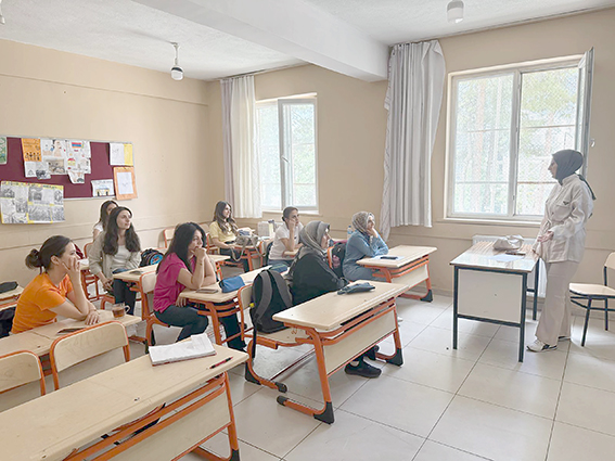 ÖĞRETMENLERE TEKNOLOJİ BAĞIMLILIĞI EĞİTİMİ VERİLDİ