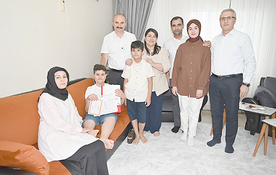 OKULA GİDEMEYEN ÖĞRENCİNİN KARNESİNİ VALİ CANALP VERDİ