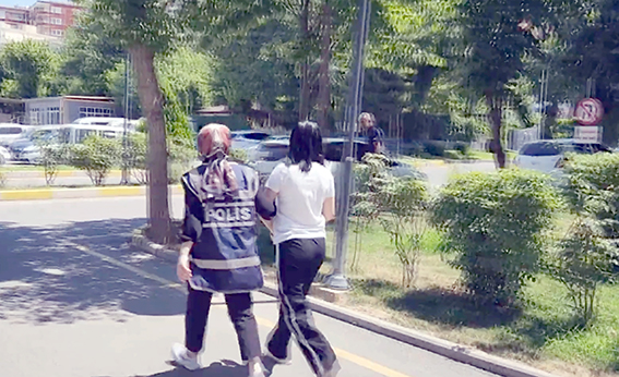 KADIN YOLCU ÜZERİNDEN UYUŞTURUCU ÇIKTI!