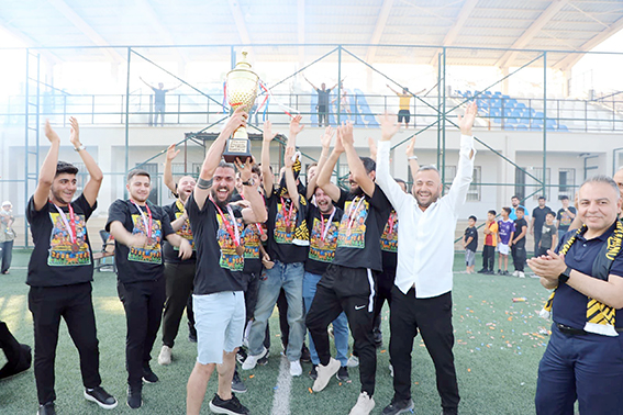 ŞAMPİYONLUK KUPASINI KAYMAKAM KALDIRDI