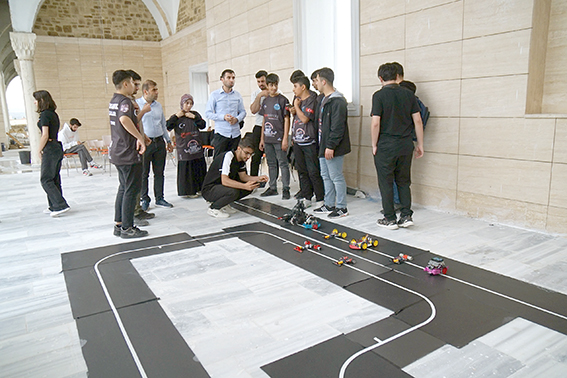 ÜNİVERSİTE CAMİİ AVLUSUNDA ROBOTİK KODLAMA