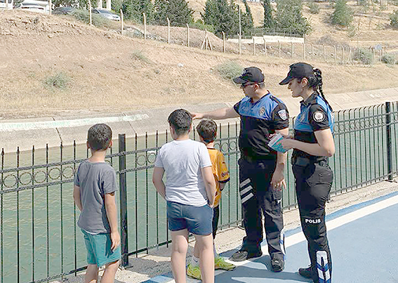 BOĞULMALARA KARŞI BROŞÜR DAĞITILIYOR