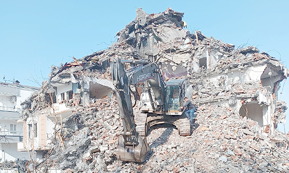 75 RİSKLİ YAPININ YIKIMI GERÇEKLEŞTİRİLDİ