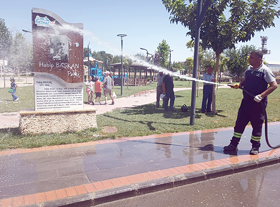 PARKLAR TEMİZLENİYOR