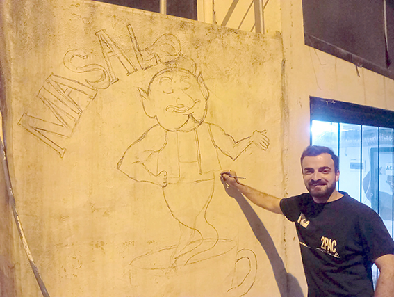 ATANAMAYAN ÖĞRETMEN DUVARLARI RENKLENDİRİYOR