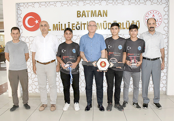 BAŞARILI ÖĞRENCİLERDEN İL MÜDÜRÜ CİĞER’E ZİYARET