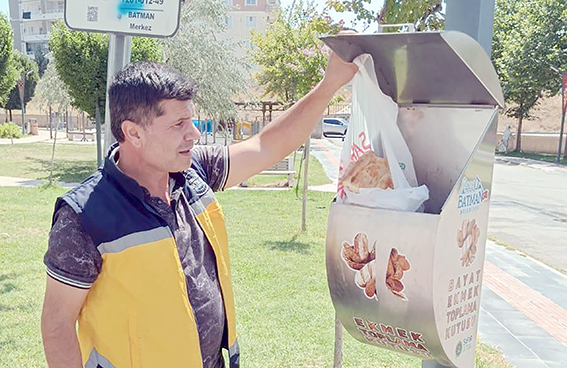 BAYAT EKMEKLER SOKAK HAYVANLARINA HAYAT VERİYOR