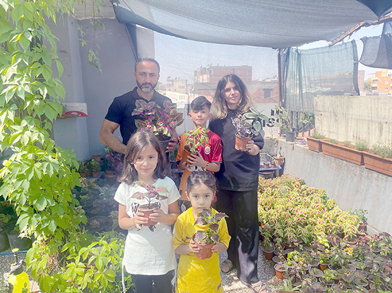 ÇİÇEKLERLE HAYATA TUTUNUYORLAR