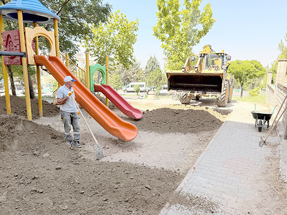 ÇOCUKLARIN TALEBİ ÜZERİNE PARKA OYUN ALANI KURULDU