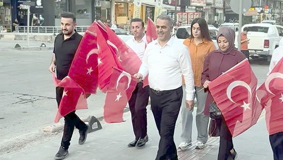 ESNAFA BAYRAK DAĞITILDI