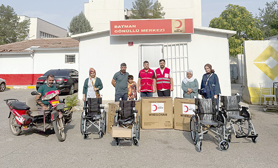 KIZILAY’DAN YÜRÜME ENGELLİLERE TEKERLEKLİ SANDALYE DESTEĞİ