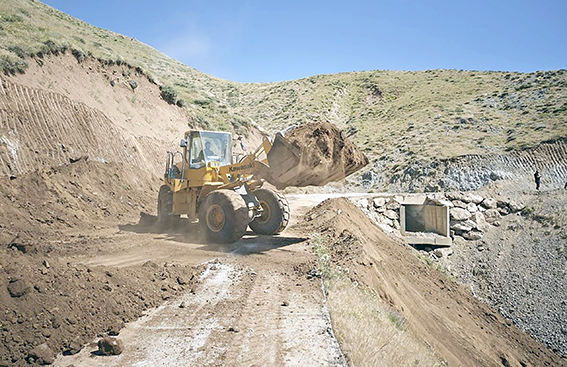 KÖY YOLLARINDA ÇALIŞMALAR DEVAM EDİYOR