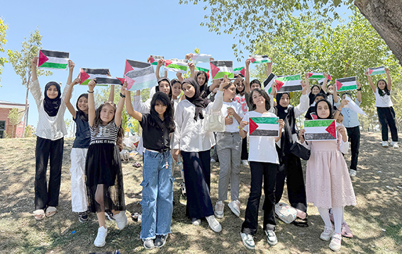 MİNİK YÜREKLER KURANLA COŞUYOR