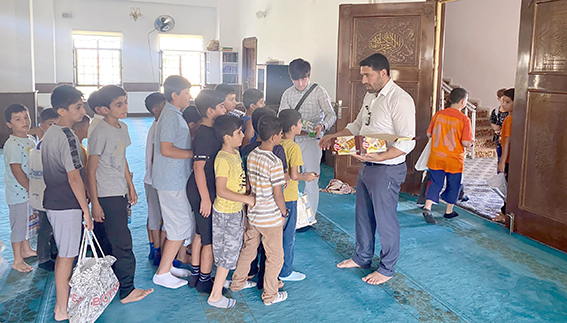 MUHTARDAN KUR’AN KURSU ÖĞRENCİLERİNE TATLI SÜRPRİZ