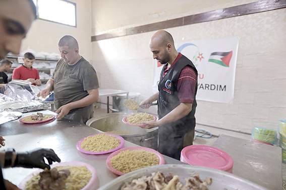 TURAN “HEM BOMBALARLA HEM AÇLIKLA MÜCADELE EDİYORLAR”