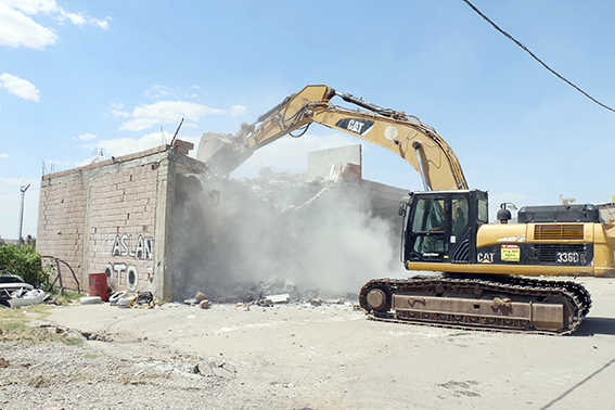 YOL ÜSTÜNE YAPILAN BİNA YIKILDI