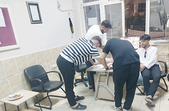 98 SEYAHAT SEVER AĞIRLANDI