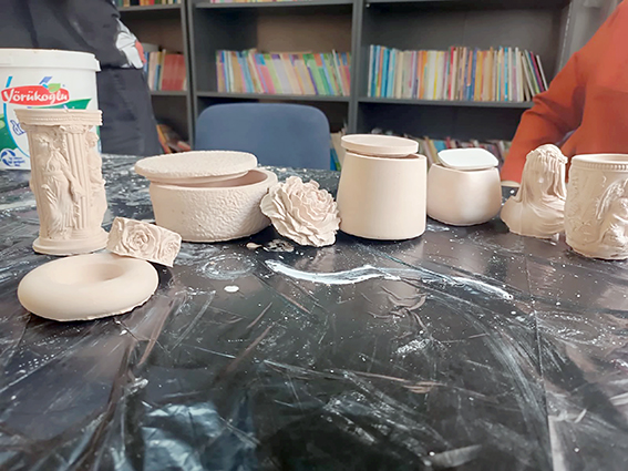 ALÇI VE SERAMİK KURSUYLA HEM EĞLENİYOR HEM ÖĞRENİYOR