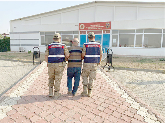 DOLANDIRICILIK ZANLISI KÖYDE SAKLANIRKEN YAKALANDI