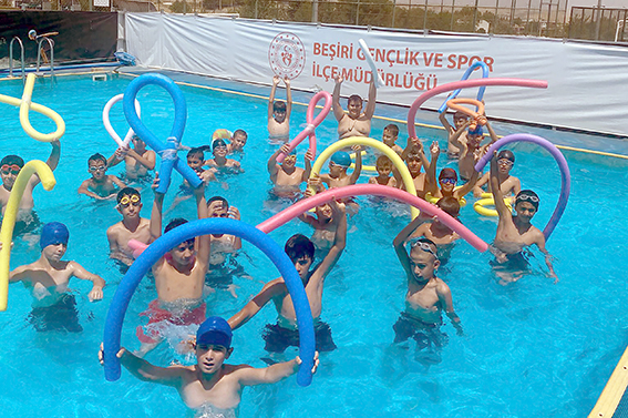 BEŞİRİLİ ÇOCUKLAR YÜZMEYİ ÇOK SEVDİ