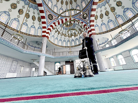CAMİ HALILARI TEMİZLENDİ