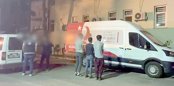 DÜZENSİZ GÖÇMENLER YAKALANDI