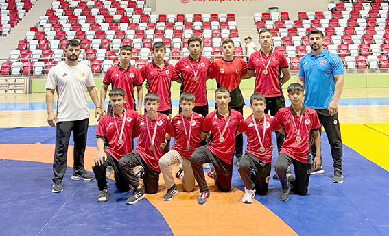 GÜREŞÇİLER MİNDERİ RAKİPLERİNE DAR ETTİ