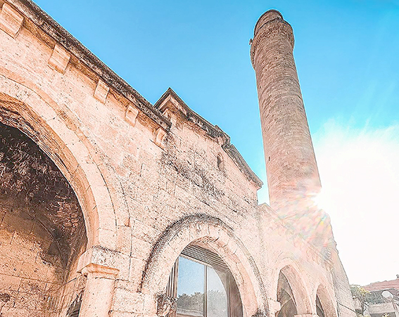 KOZLUK’TA ASIRLIK MİRAS: İBRAHİM BEY CAMİİ ZAMANA MEYDAN OKUYOR