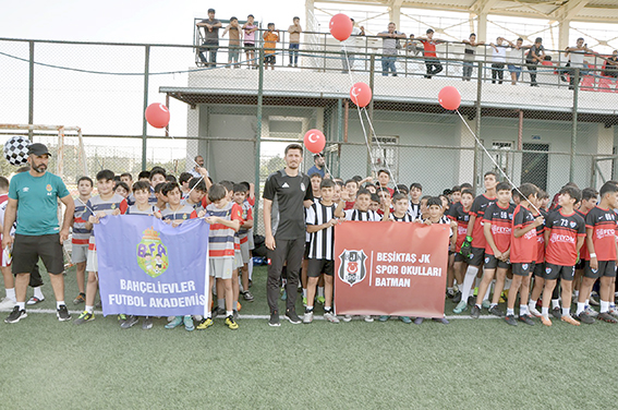 MİNİKLER FUTBOL ŞENLİĞİ COŞKUYLA BAŞLADI