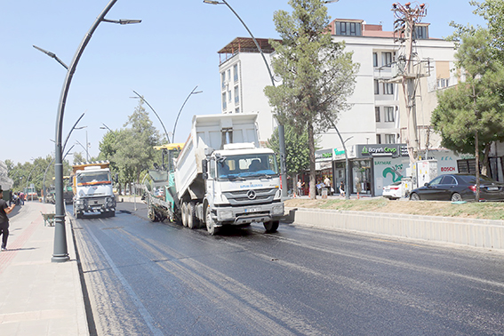 ÖZGÜRLÜK BULVARI’NDA SON TABAKA ASFALT ÇALIŞMALARI BAŞLADI
