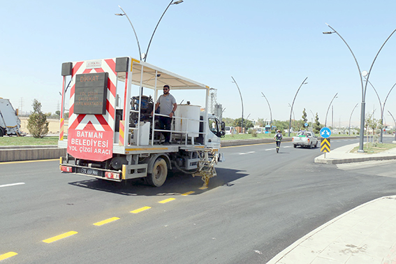 ÖZGÜRLÜK BULVARI’NDA YOL ÇİZGİ ÇALIŞMASINA BAŞLANDI