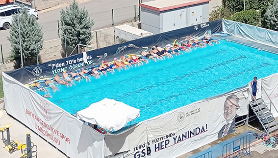 PORTATİF HAVUZDA 250 KİŞİ EĞİTİM GÖRÜYOR