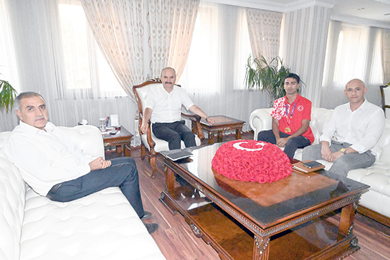 ŞAMPİYON ATLET DEMİR’DEN VALİ CANALP’E ZİYARET