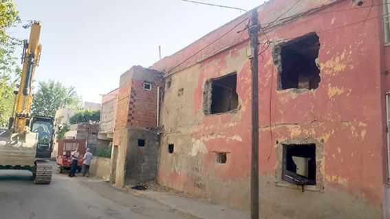 TEHLİKE SAÇAN METRUK BİNA YIKILDI