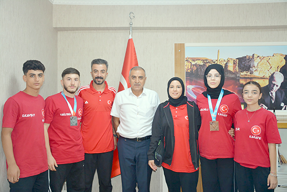 TÜRKİYE DERECESİ YAPAN KARATECİLER ÖDÜLLENDİRİLDİ