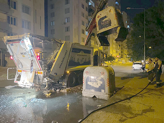 VİNÇLİ ÇÖP KONTEYNERLERİ YIKANIP DEZENFEKTE EDİLİYOR