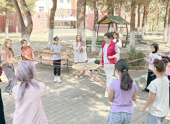 YAZ SICAĞINA RAĞMEN GENÇLİK MERKEZLERİ DOLUP TAŞTI