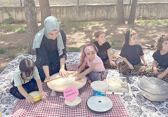 19 MAYIS ADEM’DE MİNİKLERDEN RENKLİ GÖZLEME ETKİNLİĞİ