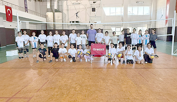 ÇOCUKLAR YAZ SPOR OKULLARINDA VOLEYBOLLA EĞLENCENİN TADINI ÇIKARDI