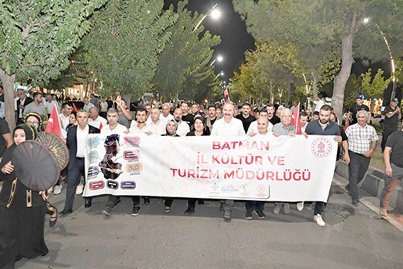 FESTİVALLER COŞKUSU KORTEJ YÜRÜYÜŞÜ İLE BAŞLADI