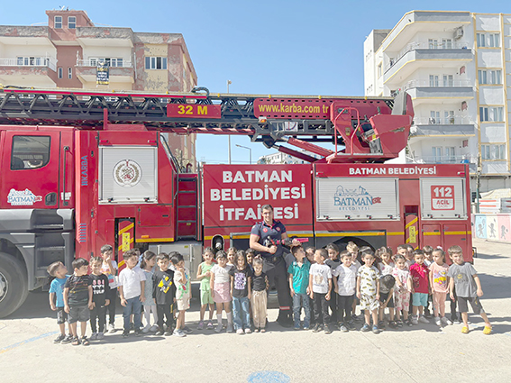 İTFAİYECİLER MİNİKLERLE BİRLİKTE HAFTASINI KUTLADI