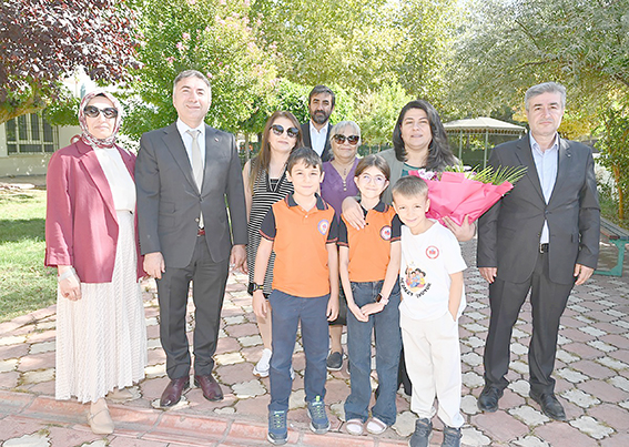 KUŞ YUVALARI AĞAÇLARA ASILDI