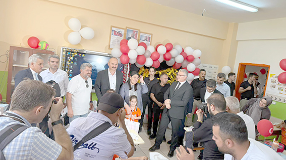 MİNİK ÖĞRENCİLERE VALİ’DEN SÜRPRİZ HEDİYE