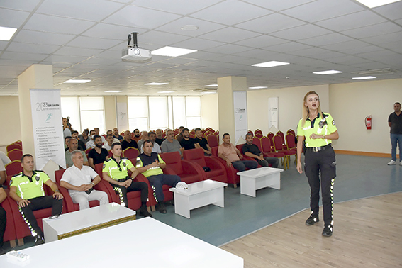 OKUL SERVİS ŞOFÖRLERİNE TRAFİK EĞİTİM SEMİNERİ VERİLDİ