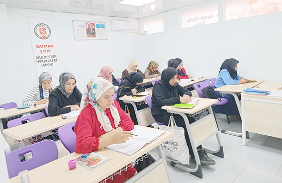 OKUMA YAZMA KURSU İLE YENİ BİR HAYATA ADIM ATIYORLAR