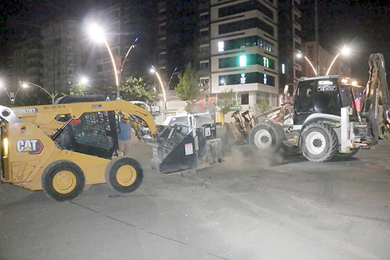TRAFİK DÜZENLEME VE YOL GENİŞLETME ÇALIŞMALARI SÜRÜYOR