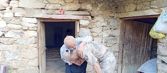 JANDARMA, YAŞLILARI UNUTMADI